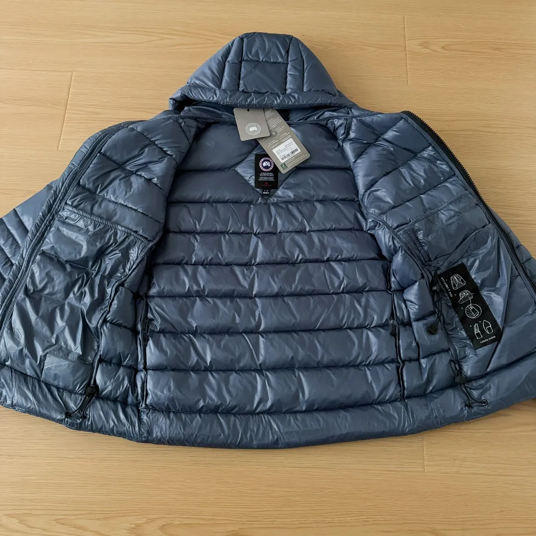 Style number: Y 76 top purchasing version 𝘾𝘼𝙉𝘼𝘿𝘼 𝙂𝙊𝙊𝙎𝙀/Canada Goose 2227 lightweight model. Super Lightweight, no weight on the upper body at all! Show more temperament‼ Canada Goose, a Canadian brand, has always been recognized as the warmest down jacket. Various Instagram celebrities, Internet celebrities, and celebrities often wear it for street photos. I make Canada Goose every year, but I still can’t get rid of my love for the goose. No matter how cold the winter is, there is no need to be afraid. Canada Goose is the legendary warmest down jacket and is known as a must-have for Arctic outdoor sports! The most popular down jacket in the world, celebrities are rushing to buy it, it is a must-have! Sizes: S-2XL Color: Silver Gray (Red Label) Silver Gray (Black Label), Black (Red Label), Black (Black Label), Dark Blue, Light Blue